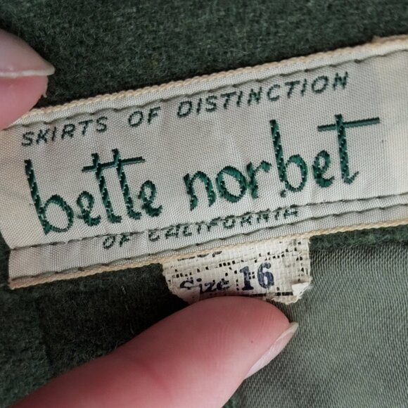 Vintage green wool pencil skirt with single pocket - Picture 8 of 9